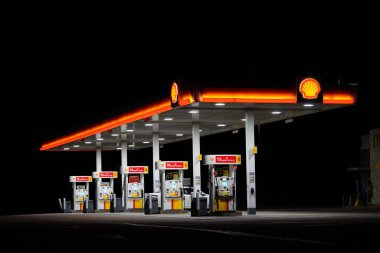Tomah, Wisconsin ABD - 15 Nisan 2022: Gece parlayan kabuk yakıt istasyonu.