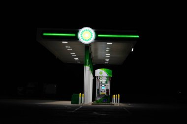 Yeni Lizbon, Wisconsin ABD - 15 Nisan 2022: BP yakıt istasyonu halka hizmet ederken gece parlıyor.