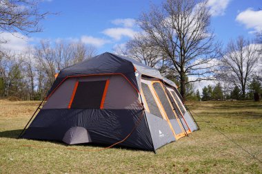 Yeni Lizbon, Wisconsin ABD - 18 Mayıs 2022: Koyu gri turuncu süs Ozark Patikası 14 x 10 ekstra büyük çadır.