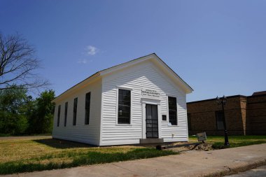 Ripon, Wisconsin ABD - 20 Mayıs 2023: Tarihi bina, ilk cumhuriyetçi ev küçük beyaz okul binası Blackburn Caddesi 'nden Batı Fond du Lac Caddesi' ne taşındı.