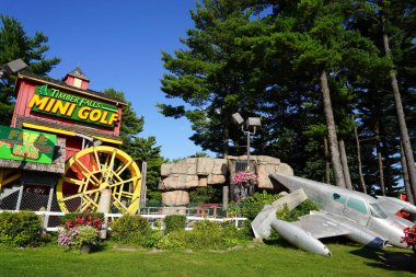 Wisconsin Dells, Wisconsin ABD - 20 Ağustos 2022: Timber Falls Minyatür Golf Parkı.