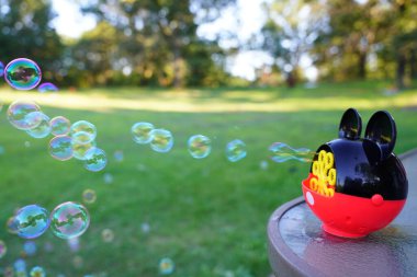 Yeni Lizbon, Wisconsin ABD - 21 Ağustos 2022: Micky Mouse çocuk baloncuk makinesi dışarıda baloncuk yapıyor.