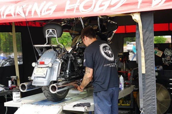 2023年7月15日 美国威斯康星州格林菲尔德 摩托车修理工在哈雷戴维森拉力修理摩托车 — 图库照片