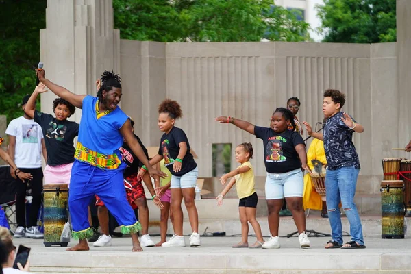 美国威斯康星州拉克罗斯 2023年6月18日 在六月十八日庆祝活动期间 非洲文化部落音乐家和舞蹈家在舞台上表演 — 图库照片