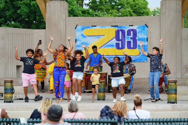 美国威斯康星州拉克罗斯 2023年6月18日 在六月十八日庆祝活动期间 非洲文化部落音乐家和舞蹈家在舞台上表演 — 图库照片