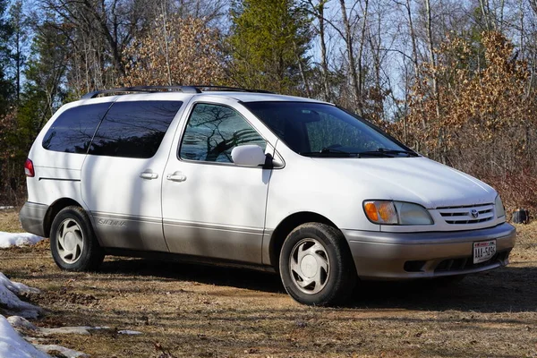 Yeni Lizbon, Wisconsin ABD - 25 Mart 2023 2002 Beyaz Toyota Sienna dışarıda park halinde..