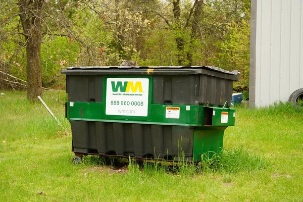 Mauston Wisconsin Usa November 2020 Avfallshantering Gröna Soptunnor Sitta Utanför — Stockfoto