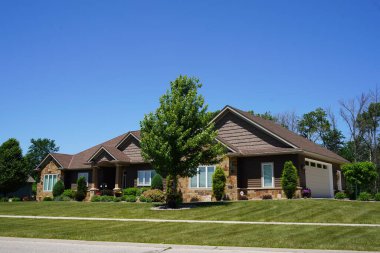 Fond du Lac, Wisconsin USA - 25 Haziran 2022: Lüks taştan tuğla ev varlıklı bir evde bulunuyor.