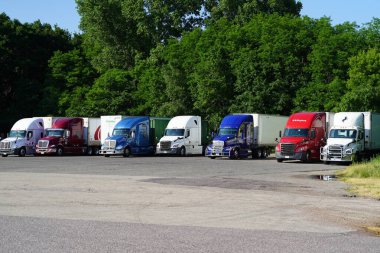 Yeni Lizbon, Wisconsin ABD - 12 Haziran 2023: Farklı renkli yarı-kamyonlar dinlenme tesisinde park halinde.