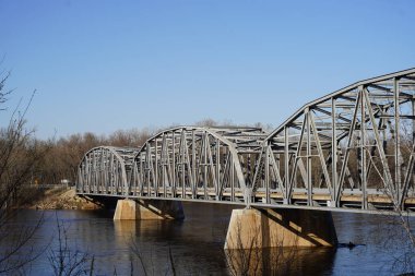 Metal Bağlı-Kemer Köprüsü Wisconsin nehrinin üzerinde.