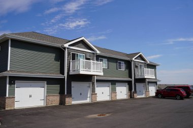 İki penceresi ve balkonu olan modern bir ev..