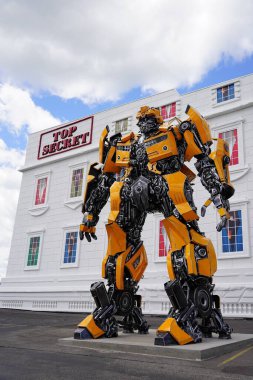 Wisconsin Dells, Wisconsin ABD - 25 Temmuz 2022: Transformer Optimus Prime ve Bumblebee 'nin Çok Gizli Cazibe' nin önünde duran kopyaları.