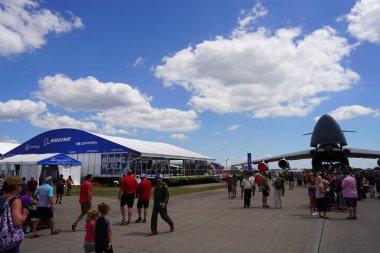 Oshkosh, Wisconsin ABD - 30 Temmuz 2022: Birçok kişi EAA Airventure Oshkosh 'da Amerikan askeri uçaklarını görmek için toplandı.