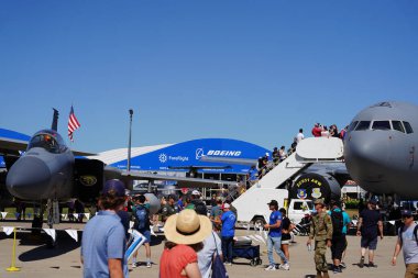 Oshkosh, Wisconsin ABD - 30 Temmuz 2022: Birçok kişi EAA Airventure Oshkosh 'da Amerikan askeri uçaklarını görmek için toplandı.