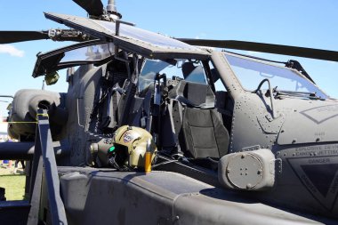 Oshkosh, Wisconsin ABD - 30 Temmuz 2022: Boeing AH-64 Apache saldırı helikopteri EAA 'da izleyicilerin görmesi için sergilendi.