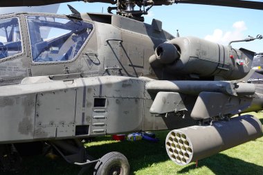 Oshkosh, Wisconsin ABD - 30 Temmuz 2022: Boeing AH-64 Apache saldırı helikopteri EAA 'da izleyicilerin görmesi için sergilendi.