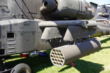 Oshkosh, Wisconsin ABD - 30 Temmuz 2022: Boeing AH-64 Apache saldırı helikopteri EAA 'da izleyicilerin görmesi için sergilendi.