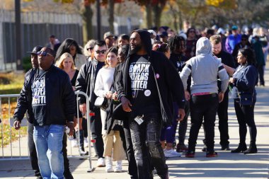 Milwaukee, Wisconsin, ABD - 29 Ekim 2022: Pek çok Demokrat seçmen Vali Tony Evers, Mandela Barnes ve Barack Obama Demokrat Parti mitingine katılmak için Kuzey Bölümü Lisesi 'nde sıraya girdi