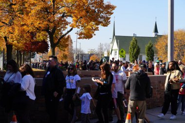 Milwaukee, Wisconsin, ABD - 29 Ekim 2022: Pek çok Demokrat seçmen Vali Tony Evers, Mandela Barnes ve Barack Obama Demokrat Parti mitingine katılmak için Kuzey Bölümü Lisesi 'nde sıraya girdi