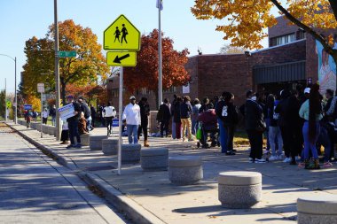 Milwaukee, Wisconsin, ABD - 29 Ekim 2022: Pek çok Demokrat seçmen Vali Tony Evers, Mandela Barnes ve Barack Obama Demokrat Parti mitingine katılmak için Kuzey Bölümü Lisesi 'nde sıraya girdi