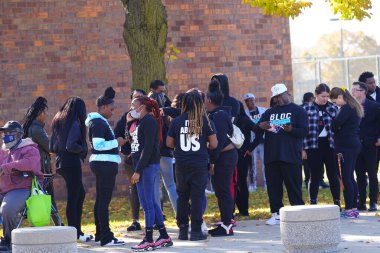 Milwaukee, Wisconsin, ABD - 29 Ekim 2022: Pek çok Demokrat seçmen Vali Tony Evers, Mandela Barnes ve Barack Obama Demokrat Parti mitingine katılmak için Kuzey Bölümü Lisesi 'nde sıraya girdi