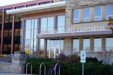 Darrell Brooks 'un 2021 Noel geçit töreni saldırısından suçlu bulunduğu Waukesha Adliyesi.