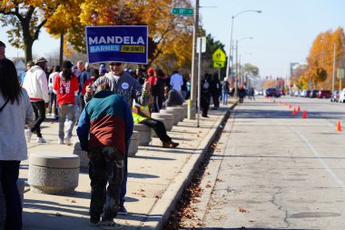 Milwaukee, Wisconsin, ABD - 29 Ekim 2022: Pek çok Demokrat seçmen Vali Tony Evers, Mandela Barnes ve Barack Obama Demokrat Parti mitingine katılmak için Kuzey Bölümü Lisesi 'nde sıraya girdi