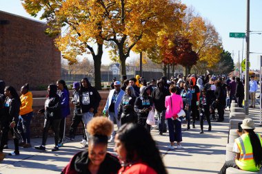 Milwaukee, Wisconsin, ABD - 29 Ekim 2022: Pek çok Demokrat seçmen Vali Tony Evers, Mandela Barnes ve Barack Obama Demokrat Parti mitingine katılmak için Kuzey Bölümü Lisesi 'nde sıraya girdi