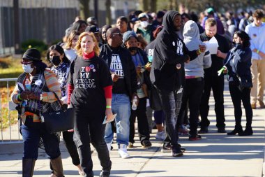 Milwaukee, Wisconsin, ABD - 29 Ekim 2022: Pek çok Demokrat seçmen Vali Tony Evers, Mandela Barnes ve Barack Obama Demokrat Parti mitingine katılmak için Kuzey Bölümü Lisesi 'nde sıraya girdi
