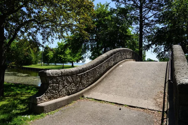 Curve Stone Bridge Arches River Running Park — Stock Photo, Image