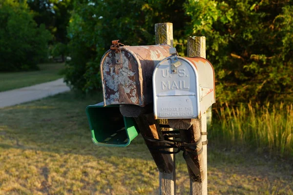 Paslanmış Eski Posta Kutuları Kırsalda Yol Kenarında Duruyor — Stok fotoğraf