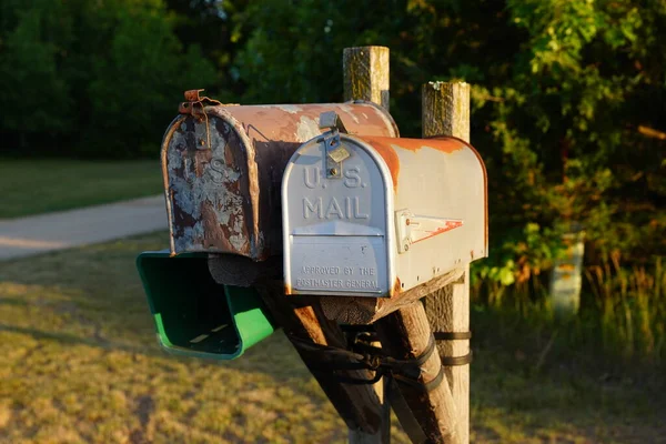Παλιά Σκουριασμένα Γραμματοκιβώτια Κάθονται Στην Άκρη Του Δρόμου Στην Εξοχή — Φωτογραφία Αρχείου