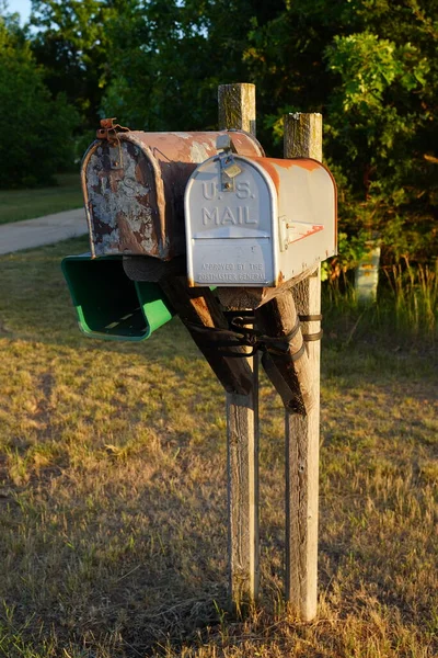 Paslanmış Eski Posta Kutuları Kırsalda Yol Kenarında Duruyor — Stok fotoğraf