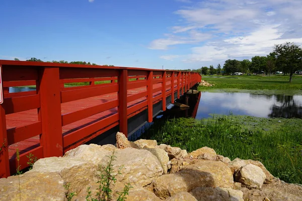 Red Painted Bridge Used Community Park — Stock Photo, Image