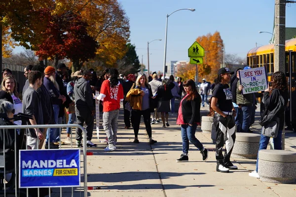 Milwaukee, Wisconsin, ABD - 29 Ekim 2022: Pek çok Demokrat seçmen Vali Tony Evers, Mandela Barnes ve Barack Obama Demokrat Parti mitingine katılmak için Kuzey Bölümü Lisesi 'nde sıraya girdi