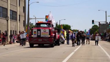 Milwaukee, Wisconsin ABD - 5 Haziran 2022: LGBTQI geleneksel eşcinsel onur geçidini düzenledi.