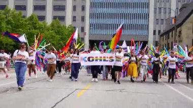 Milwaukee, Wisconsin ABD - 5 Haziran 2022: Çalışanlar ve Kohl 'un Giyim Mağazası üyeleri LGBTQI Gay Onur Yürüyüşü' ne katıldılar.