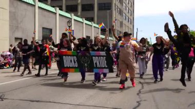 Milwaukee, Wisconsin ABD - 5 Haziran 2022: LGBTQI geleneksel eşcinsel onur geçidini düzenledi.