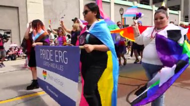 Milwaukee, Wisconsin ABD - 5 Haziran 2022: LGBTQI geleneksel eşcinsel onur geçidini düzenledi.