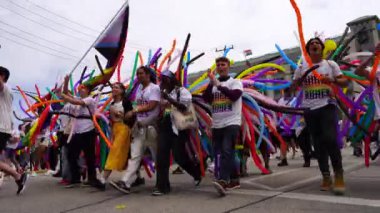 Milwaukee, Wisconsin ABD - 5 Haziran 2022: Çalışanlar ve Kohl 'un Giyim Mağazası üyeleri LGBTQI Gay Onur Yürüyüşü' ne katıldılar.