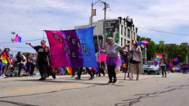 Milwaukee, Wisconsin ABD - 5 Haziran 2022: LGBTQI geleneksel eşcinsel onur geçidini düzenledi.