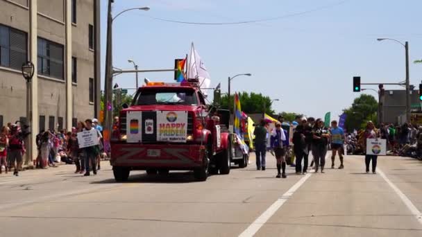 ウィスコンシン州ミルウォーキー 2022年6月5日 Lgbtqiが毎年恒例のゲイプライドパレードを開催 — ストック動画