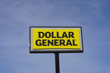 Yeni Lizbon, Wisconsin ABD - 15 Mayıs 2023: Güneşli bir günde dışarıda Genel Dolar tabelası.