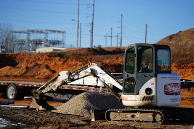Mauston, Wisconsin USA - 12 Şubat 2023: Bobcat 435 mini kazı alanı.