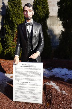 Yeni Lizbon, Wisconsin ABD - 17 Şubat 2023: Gettysburg Adresi tutan Abraham Lincoln Heykeli.   