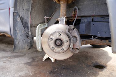 Araç metal rotor, ön yolcu fren kalibreli ve fren pedi. Fond du Lac, Wisconsin