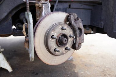 Araç metal rotor, ön yolcu fren kalibreli ve fren pedi. Fond du Lac, Wisconsin