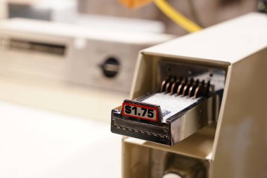 Eski bilgisayar tamiri. Klasik elektronik aygıt.