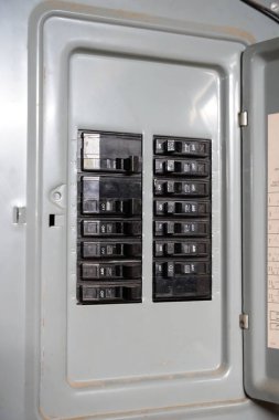 Fond du Lac, Wisconsin USA - 1 Mayıs 2021: Bir dairenin bodrumunda elektrik şalteri bulundu.