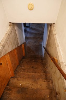 Merdivenler bir apartmanın bodrumuna açılıyor..